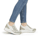 Grünweiße vegane remonte Damen Sneaker D0T01-82 mit einem Reißverschluss. Schuh am Fuß.