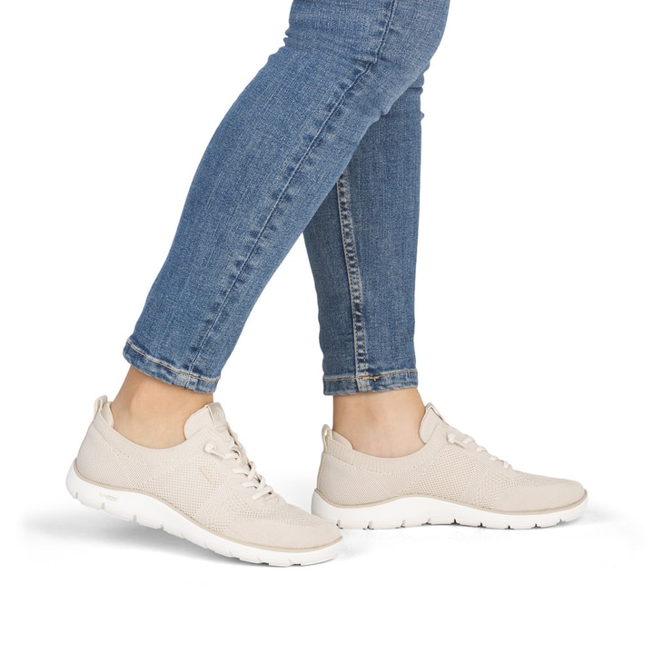 Mocassins remonte beiges pour femme D3G02-60 avec bande élastique. Chaussure au pied.
