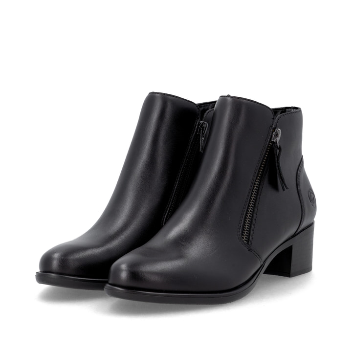 Schwarze remonte Damen Stiefeletten R5190-00 mit einem Reißverschluss. Schuhpaar seitlich schräg.