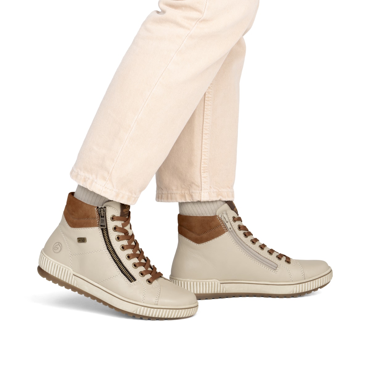 Beige-braune remonte Damen Schnürstiefel D0772-62. Schuh am Fuß.