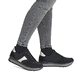 Schwarze remonte Damen Sneaker D1330-03 mit Reißverschluss sowie Komfortweite G. Schuh am Fuß.