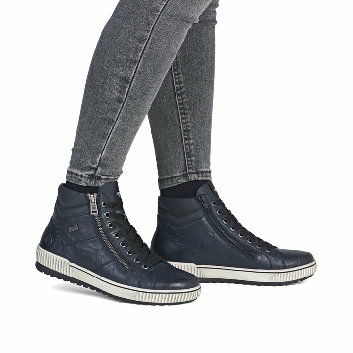 Blaue remonte Damen Schnürstiefel D0772-15 mit wasserabweisender TEX-Membran. Schuh am Fuß.