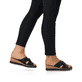 Schwarze remonte Damen Pantoletten D6456-00 mit einem Gummizug. Schuh am Fuß.