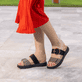 Schwarze remonte Damen Pantoletten D2N51-03 mit einem Klettverschluss. Schuh am Model.