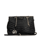 Shoppe jetzt die remonte Handtasche Q0711-00 in Schwarz mit Reißverschluss, Handyfach, Kettendetails und Logo-Anhänger in Gold. Vorderseite.