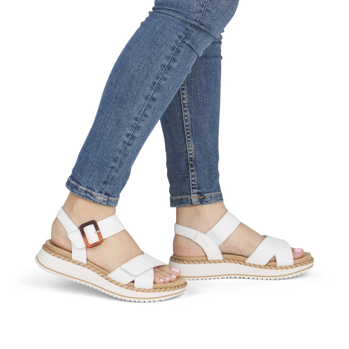 Weiße remonte Riemchensandalen D3J52-80 mit trendiger Schnalle. Schuh am Fuß.