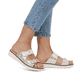 
Nussbraune remonte Damen Riemchensandalen D2067-60 mit einer flexiblen Profilsohle. Schuh seitlich schräg