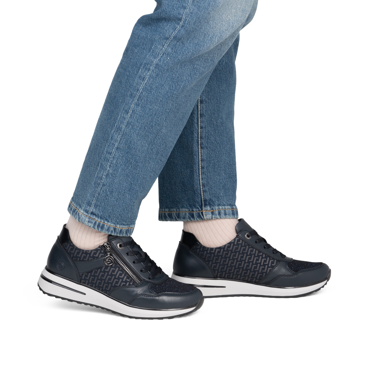 Vegane, dunkelblau-schwarze remonte Damen Sneaker D1G08-14 mit Reißverschluss. Schuh am Fuß.