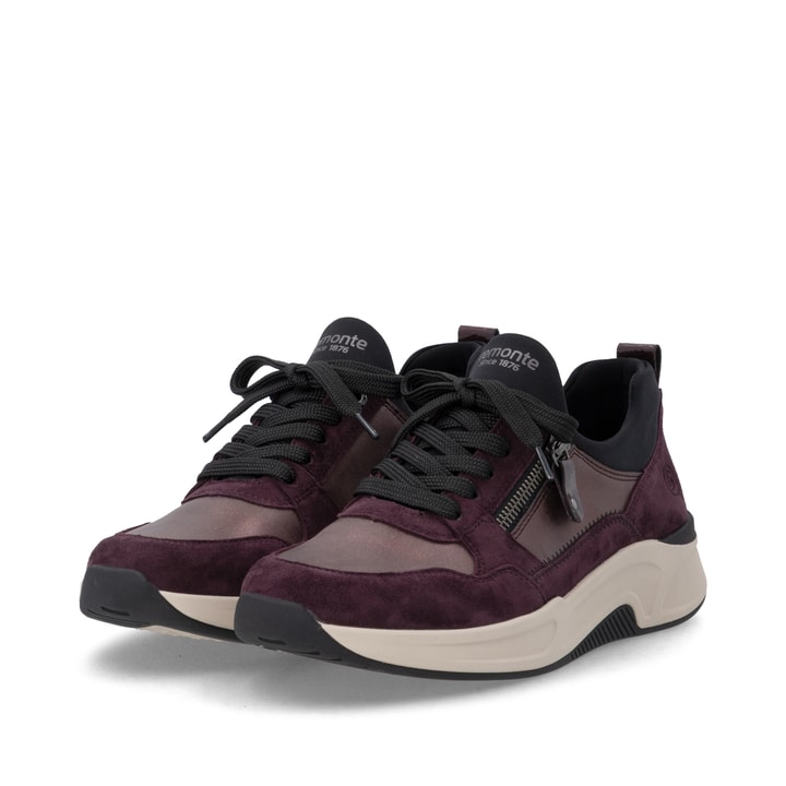 Weinrote remonte Damen Slipper D3V01-30 mit Deko-Reißverschluss sowie Gummizug. Schuhpaar seitlich schräg.