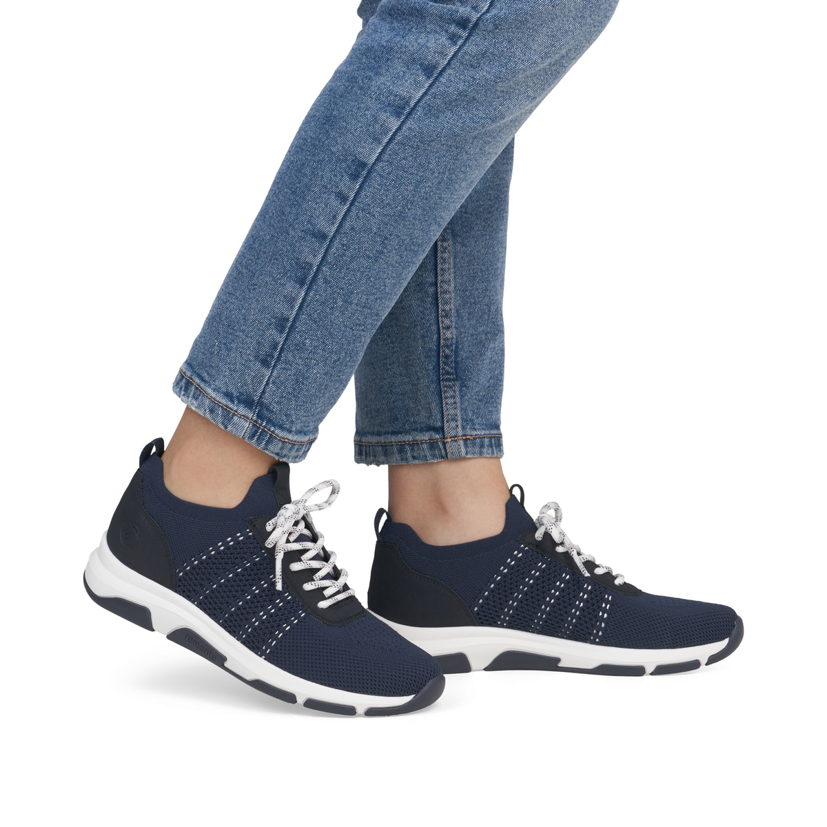 Blaue remonte Damen Slipper D1S05-14 mit einem Gummizug sowie der Komfortweite G. Schuh am Fuß.