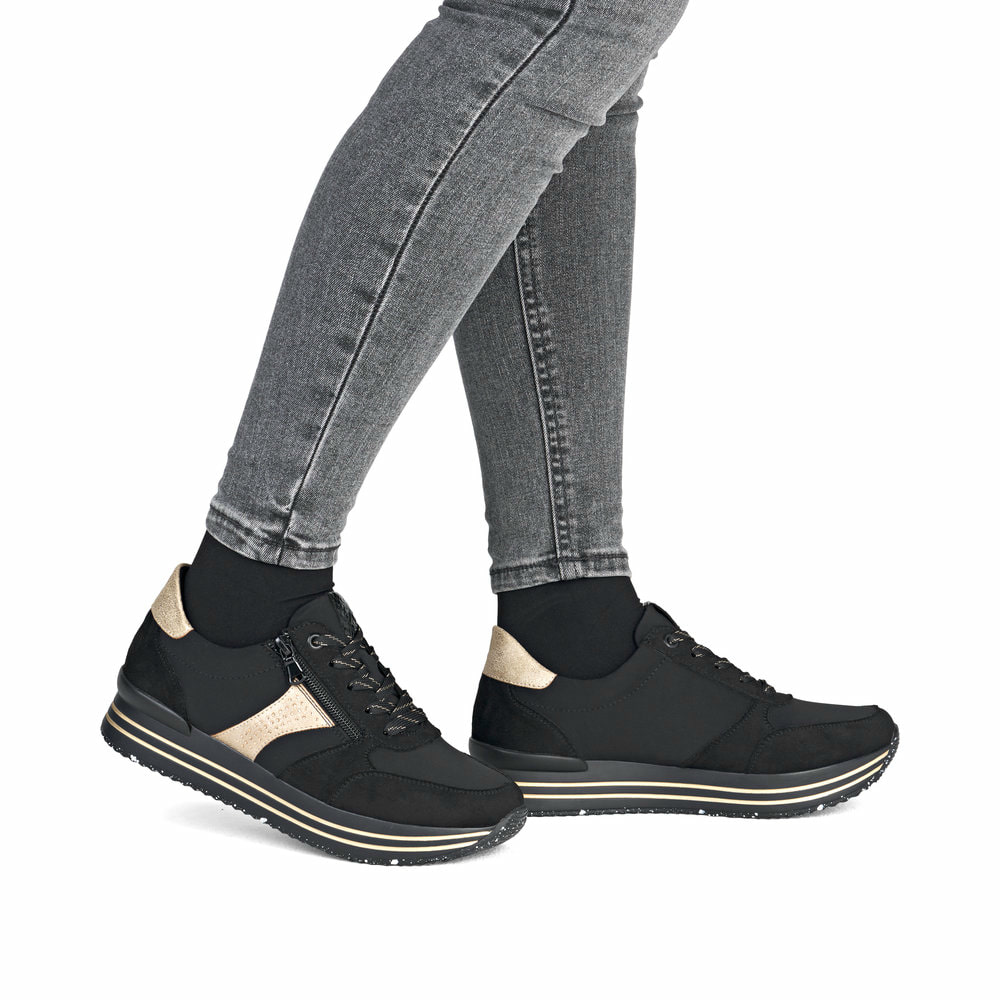 Schwarze remonte Damen Sneaker D1330-03 mit Reißverschluss sowie Komfortweite G. Schuh am Fuß.