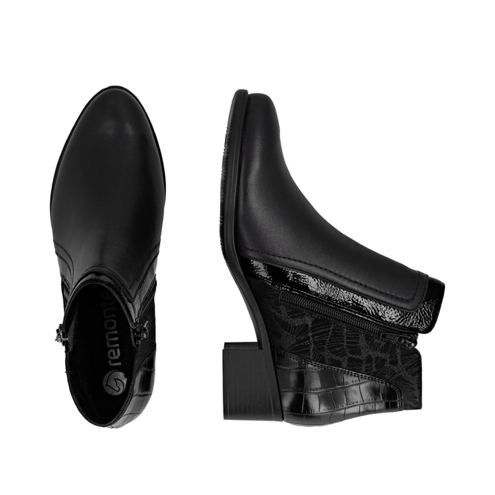 Schwarze remonte Damen Stiefeletten R5172-00 mit einem Reißverschluss. Schuh von oben, liegend.
