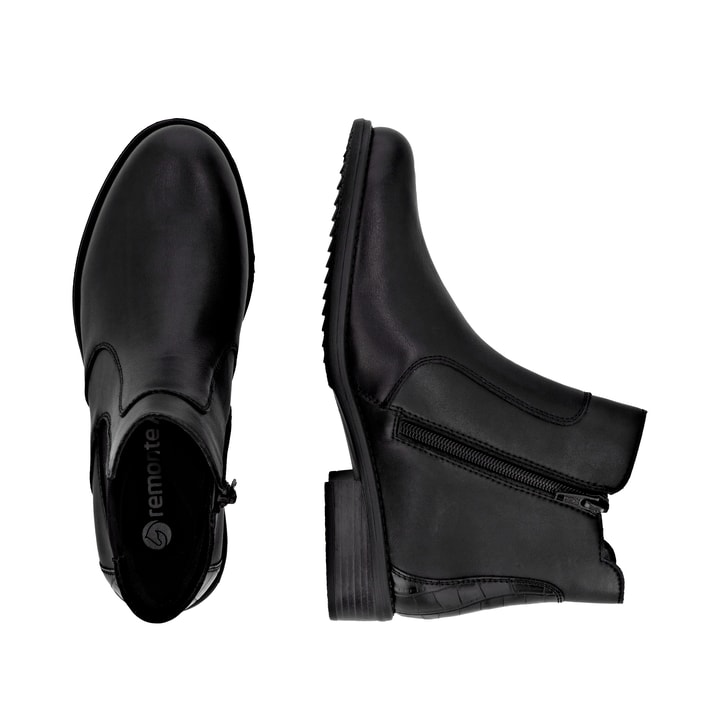 Schwarze remonte Chelsea Boots D0F70-00 mit einem Reißverschluss. Schuh von oben, liegend.