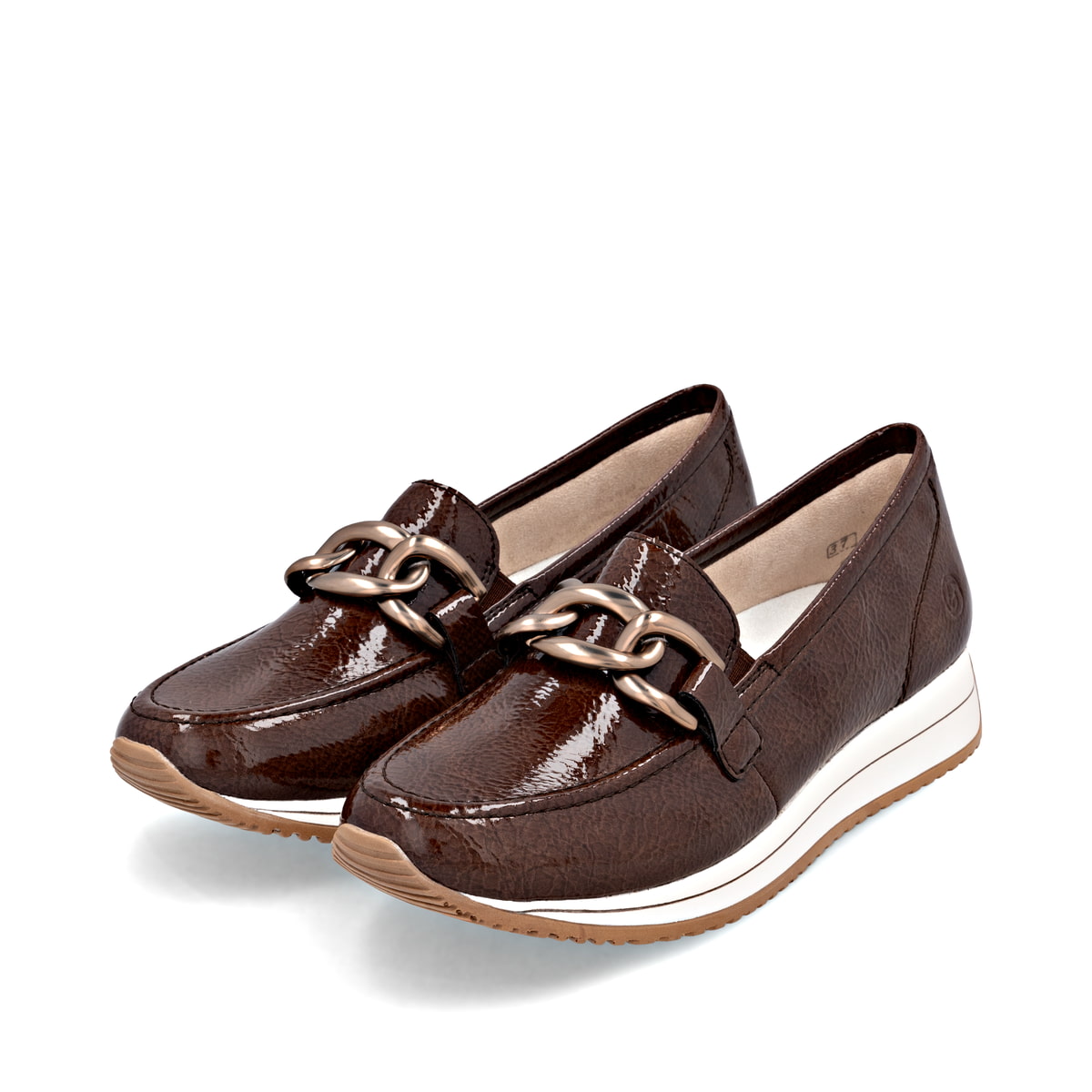 Braune remonte Damen Loafer D0H15-25 mit Deko-Kette sowie einem Gummizug. Schuhpaar seitlich schräg.