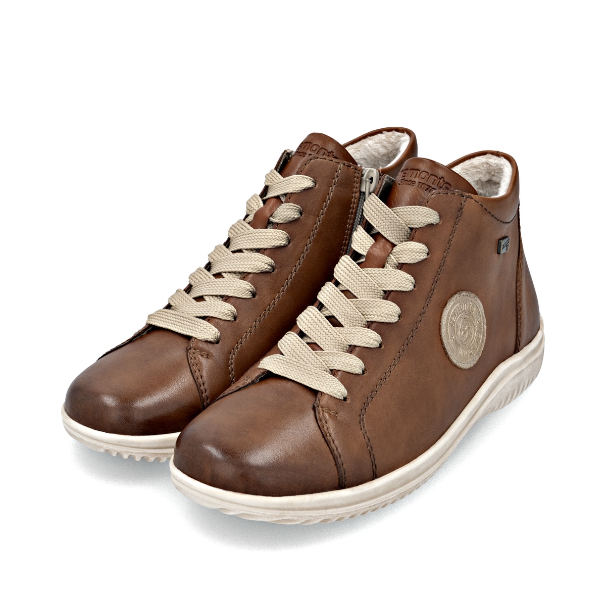 Braune remonte Damen Schnürstiefel D1E71-24 mit wasserabweisender TEX-Membran. Schuhpaar seitlich schräg.