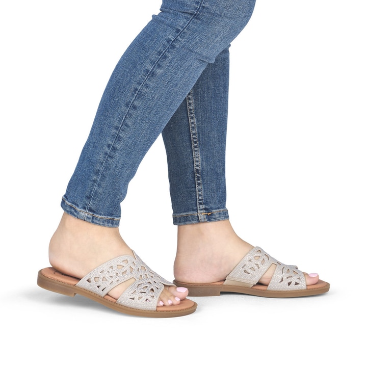 Beige vegane remonte Damen Pantoletten D3647-62 mit einem Gummizug. Schuh am Fuß.