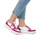 Weiße remonte Damen Sneaker D1C00-81 mit Reißverschluss sowie der Komfortweite G. Schuh am Fuß.
