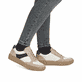 Beige remonte Damen Sneaker D2T01-60 mit Reißverschluss sowie der Komfortweite G. Schuh am Fuß.
