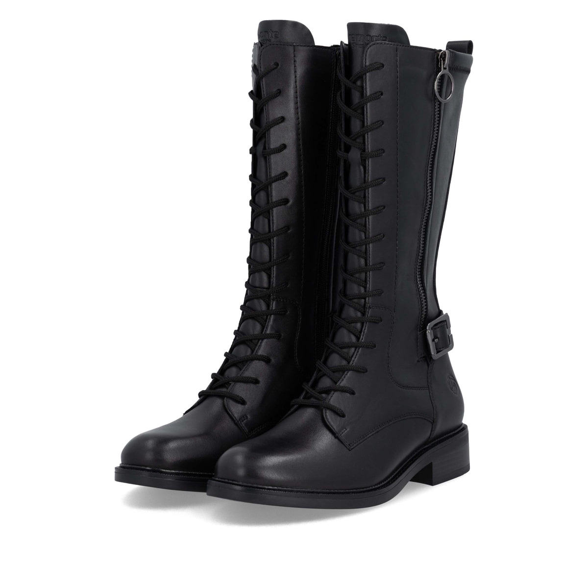 Schwarze remonte Hochschaftstiefel D2W71-00 mit Deko-Schnalle. Schuhpaar seitlich schräg.