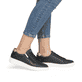 Schwarze remonte Damen Sneaker Low D2E03-03 mit einem Reißverschluss. Schuh am Fuß.