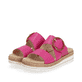 Magentafarbene remonte Damen Pantoletten D0Q51-31 mit einem Klettverschluss. Schuhpaar seitlich schräg.