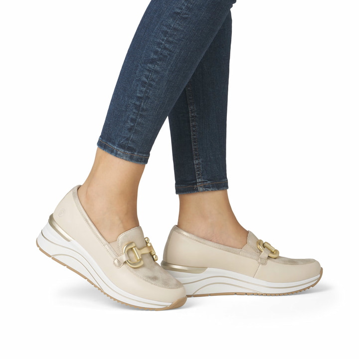 Mocassins remonte beiges pour femme D0T12-60 avec éléments décoratifs. Chaussure au pied.