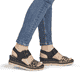 Schwarze remonte Keilsandaletten D2L53-03 mit angesagtem Animal-Print. Schuh am Fuß.