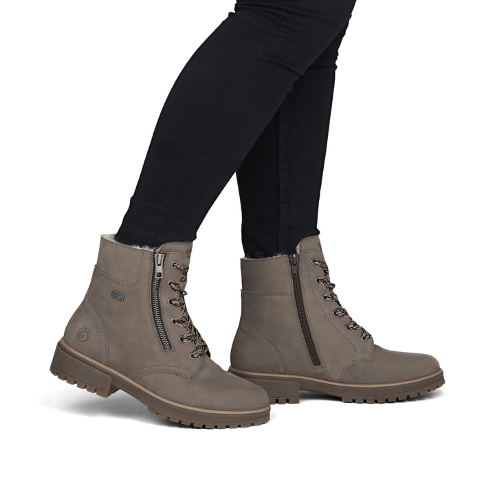 Graue remonte Damen Schnürstiefel D3W70-42 mit wasserabweisender TEX-Membran. Schuh am Fuß.
