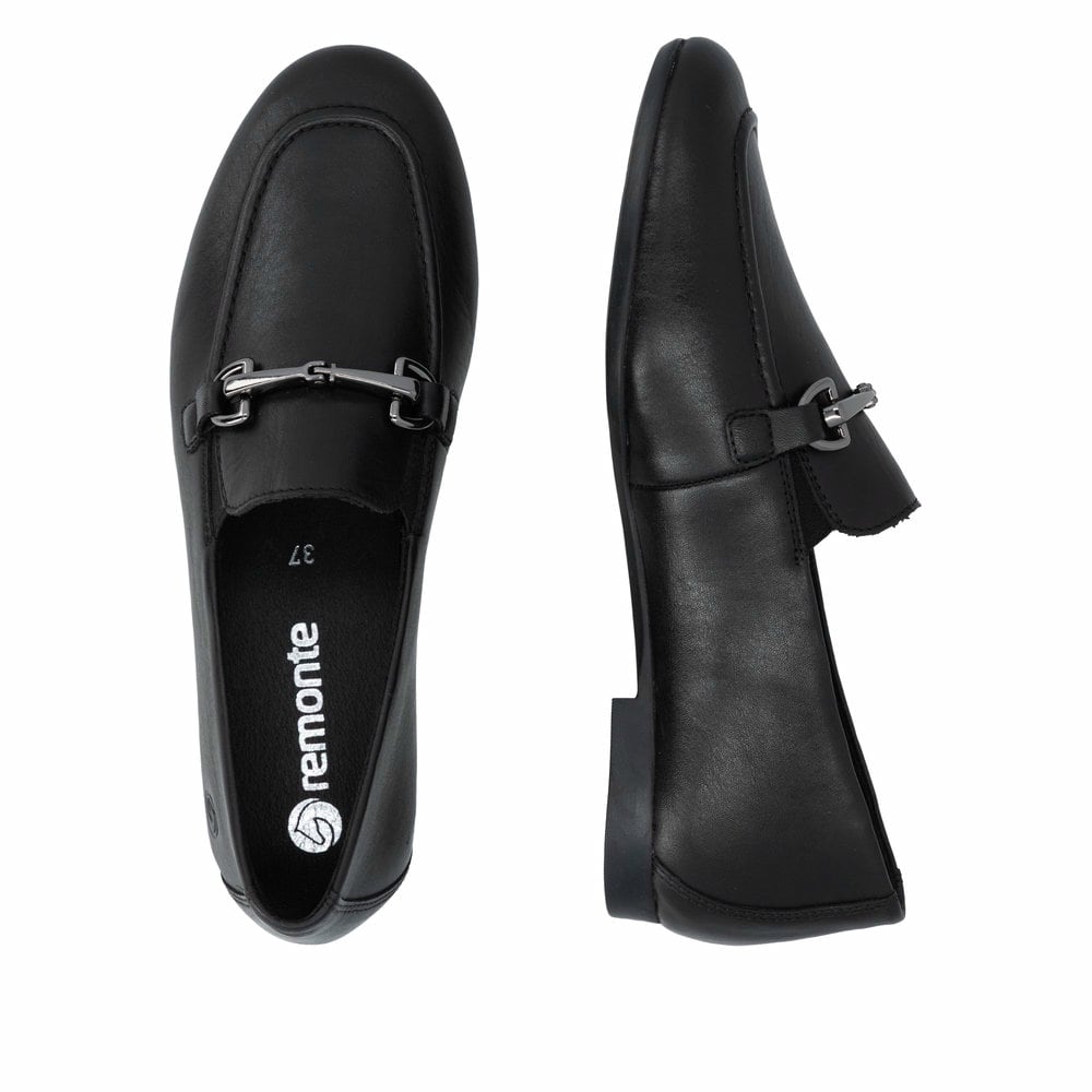 Schwarze remonte Damen Loafer D0K13-00 mit einem Gummizug. Schuh von oben, liegend.