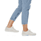 Beige remonte Damen Slipper R3518-60 mit einem Gummizug sowie der Komfortweite G. Schuh am Fuß.