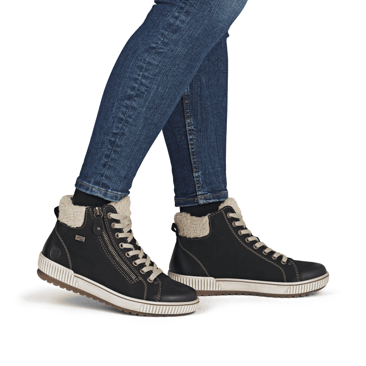 Schwarze remonte Damen Schnürstiefel D0770-03 mit wasserabweisender TEX-Membran. Schuh am Fuß.