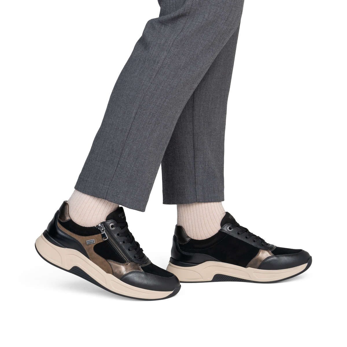 Baskets basses remonte noires femmes D3V00-03 avec membrane remonteTEX. Chaussure au pied.