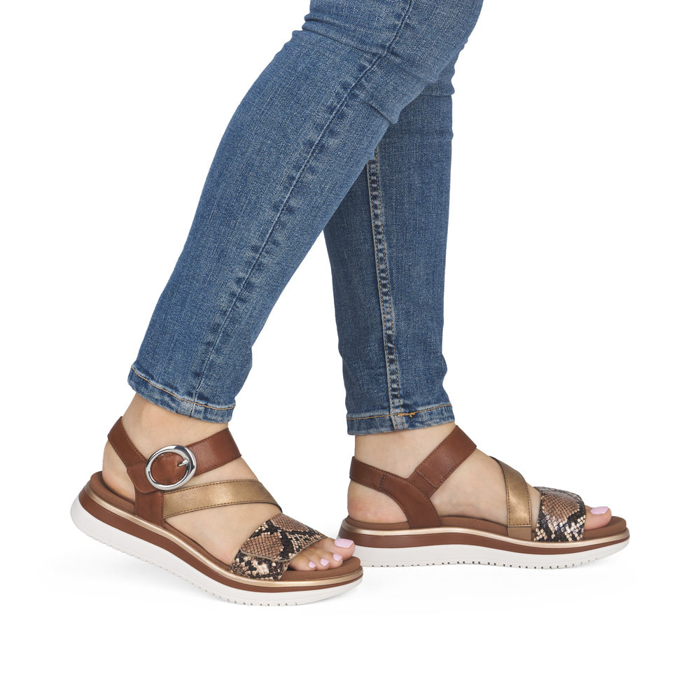 Braune remonte Riemchensandalen D1J64-25 mit angesagtem Animal-Print. Schuh am Fuß.