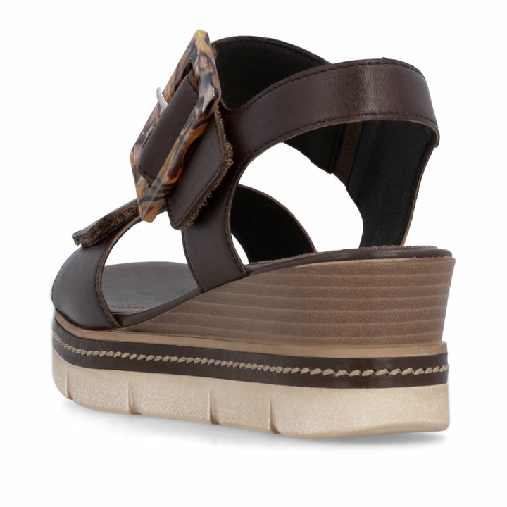 Dunkelbraune remonte Keilsandaletten D2L53-25 mit trendiger Schnalle. Schuh von hinten.
