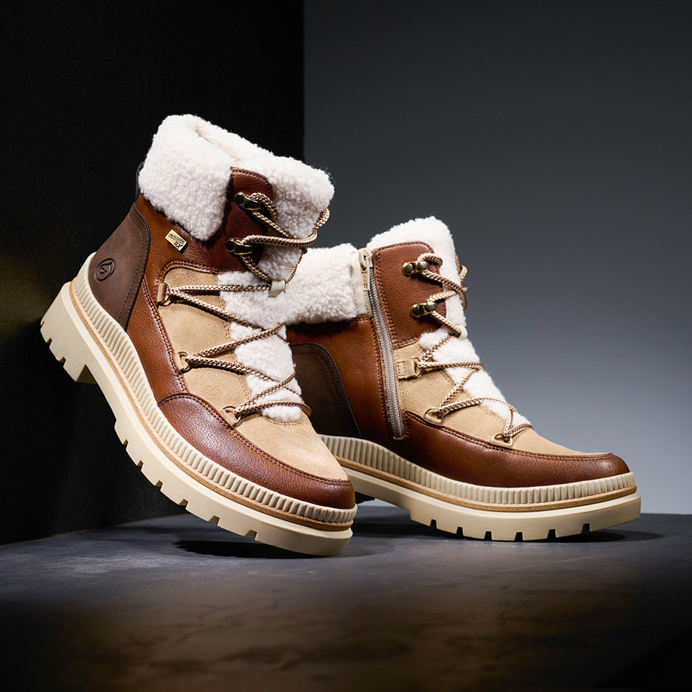 Holzbraune remonte Damen Schnürstiefel D0C80-22 mit griffiger Glass-Fibre Sohle. Schuh auf schwarzem Hintergrund.