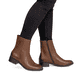 Braune remonte Damen Stiefeletten D3U73-22 mit einem Reißverschluss. Schuh am Fuß.