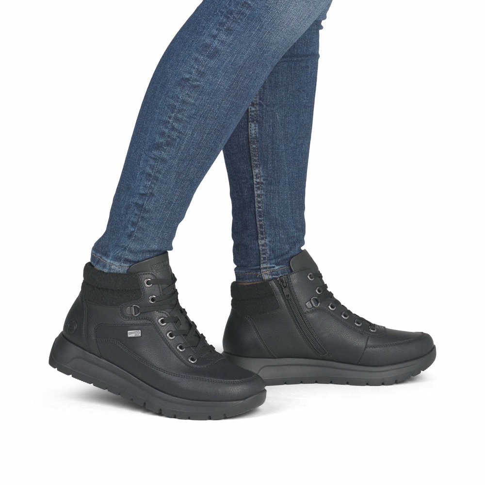 Schwarze remonte Damen Kurzstiefel D2V71-00 mit wasserabweisender TEX-Membran. Schuh am Fuß.