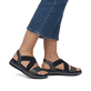 Schwarze remonte Riemchensandalen D1J50-02 mit einem Gummizug. Schuh am Fuß.