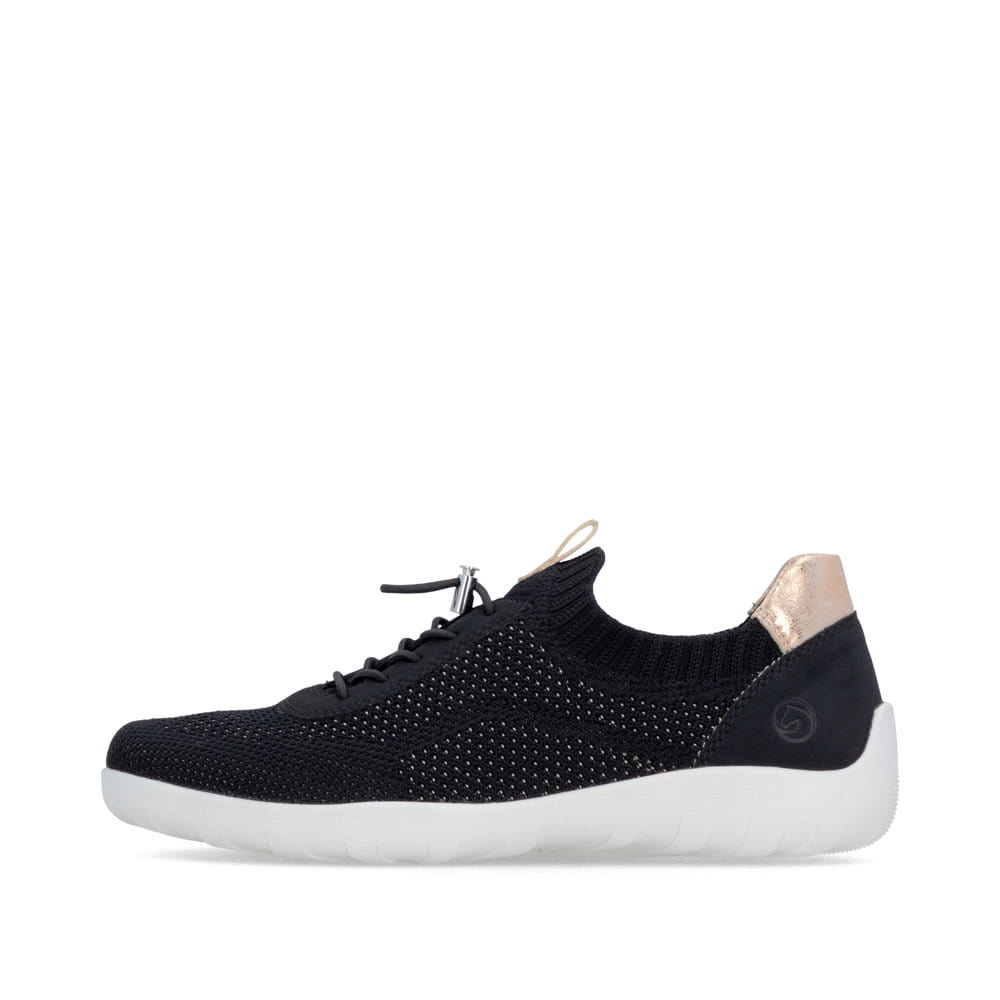Schwarze remonte Damen Slipper R3520-03 mit einem Gummizug sowie Komfortweite G. Schuh Außenseite.