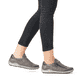 
Silbergraue remonte Damen Schnürschuhe R1402-44 mit Schnürung und Reißverschluss. Schuh am Fuß