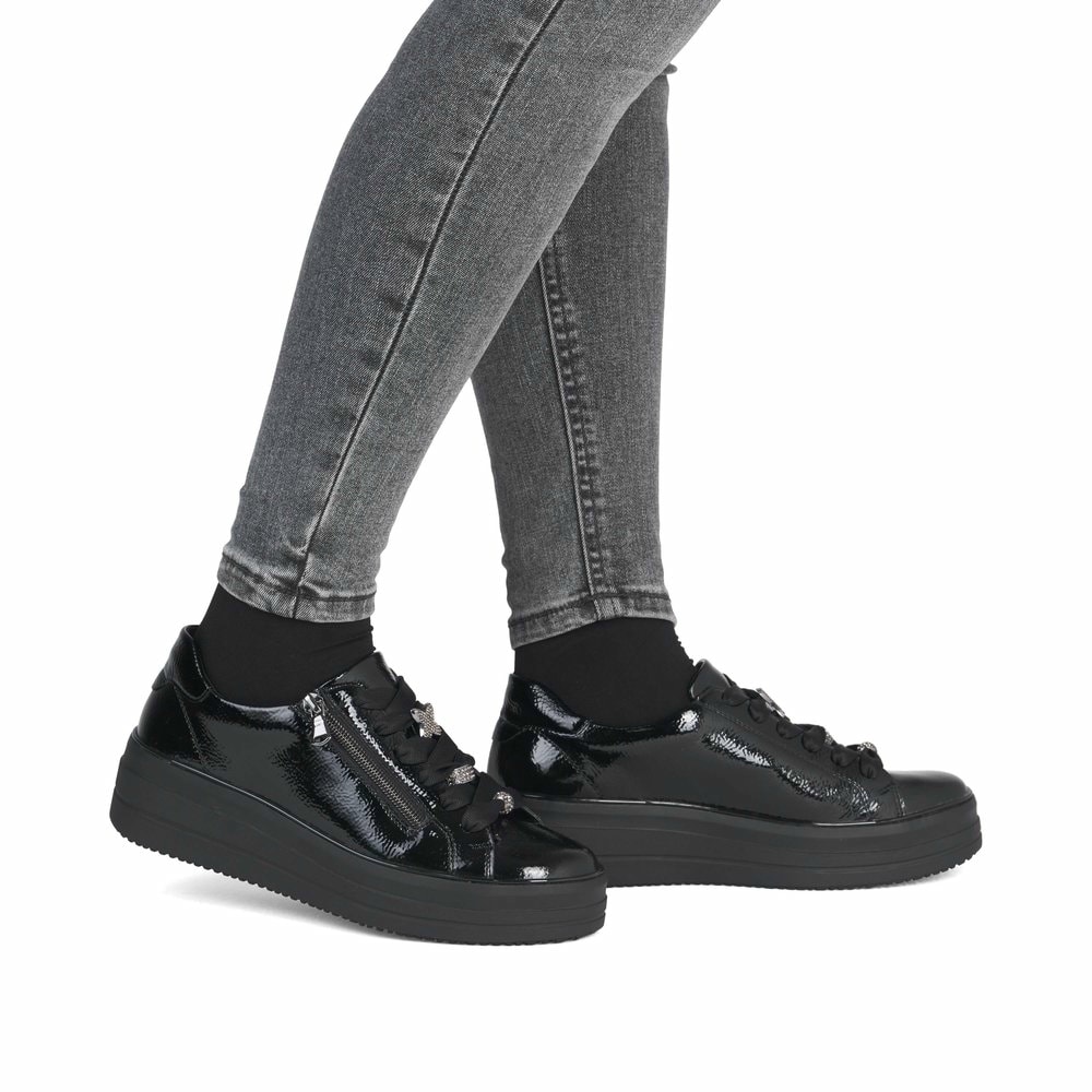 Schwarze remonte Damen Sneaker D1C09-00 mit Reißverschluss sowie Komfortweite G. Schuh am Fuß.