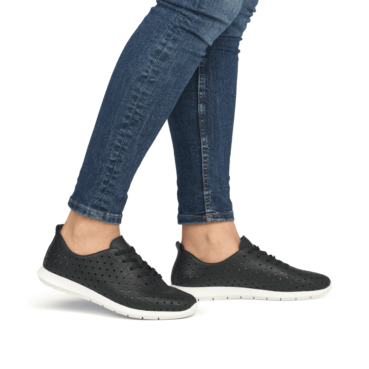 Schwarze remonte Damen Schnürschuhe R7101-00 mit der Komfortweite G. Schuh am Fuß.