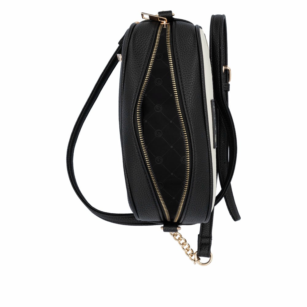 remonte Damen Handtasche Q0627-00 in Glanzschwarz aus Kunstleder mit Überschlag und Reißverschluss. Handtasche getragen.