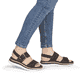 Dunkelbraune remonte Riemchensandalen D1J62-25 mit trendiger Schnalle. Schuh am Fuß.