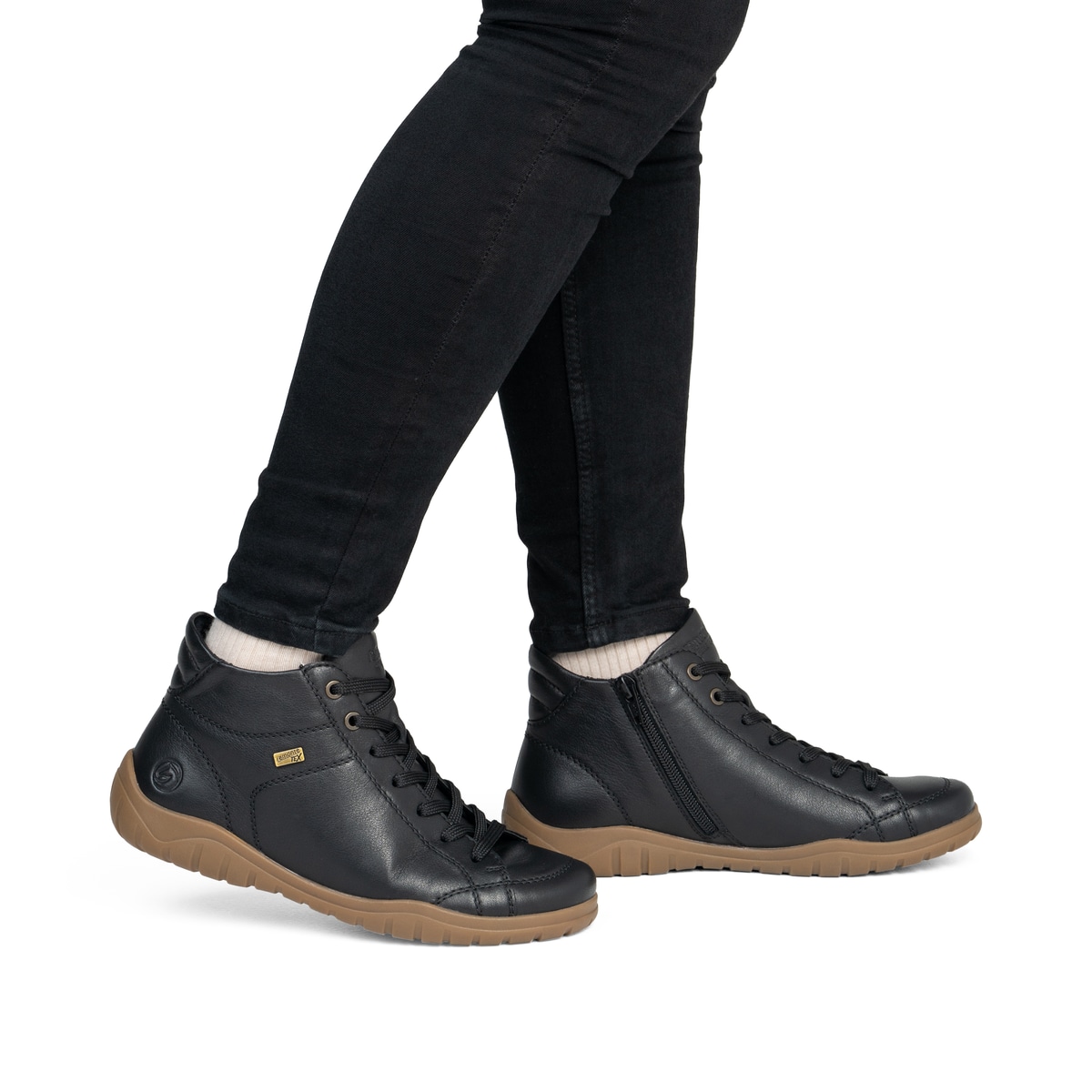 Schwarze remonte Damen Schnürstiefel D3T70-00 mit wasserabweisender TEX-Membran. Schuh am Fuß.
