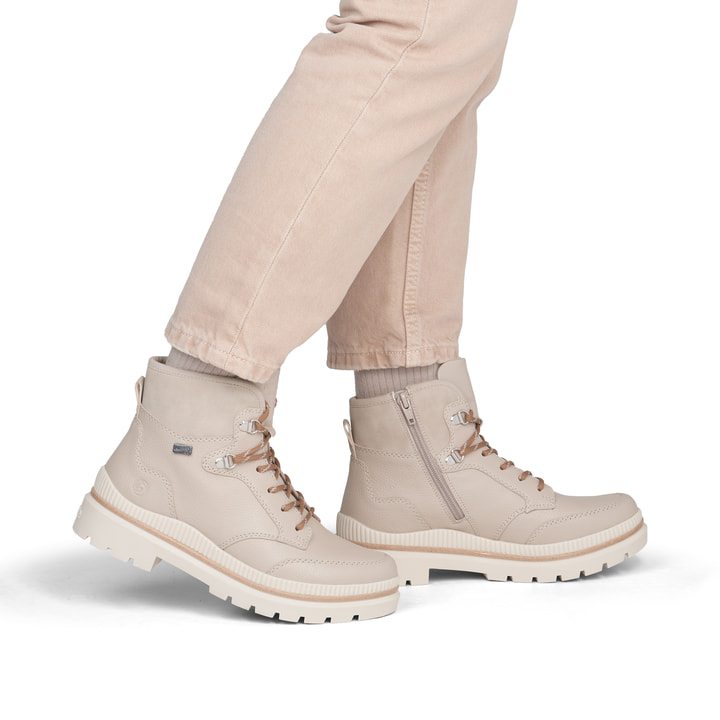 Beige remonte Damen Schnürstiefel D0C84-60 mit wasserabweisender TEX-Membran. Schuh am Fuß.