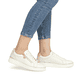 Weiße remonte Damen Sneaker Low D2E00-80 mit Reißverschluss sowie Komfortweite G. Schuh am Fuß.