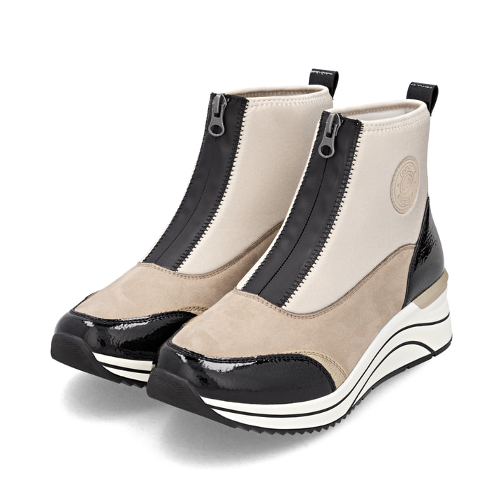 Beige remonte Damen Kurzstiefel D0T78-60 mit Reißverschluss sowie Extraweite H. Schuhpaar seitlich schräg.