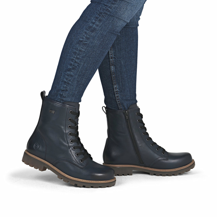 Blaue remonte Damen Schnürstiefel D3C70-14 mit wasserabweisender TEX-Membran. Schuh am Fuß.