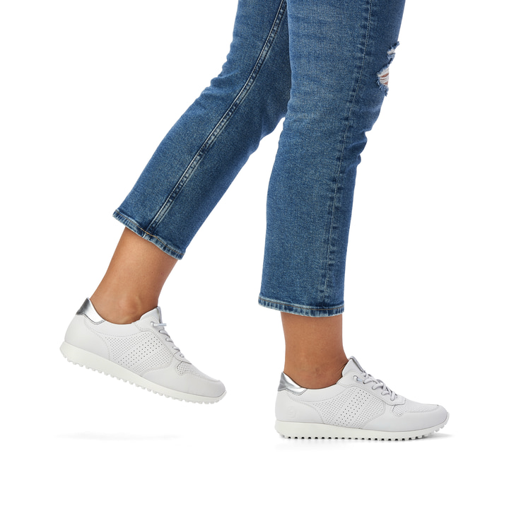 Weiße remonte Damen Sneaker Low D3100-80 mit einer Schnürung. Schuh am Fuß.